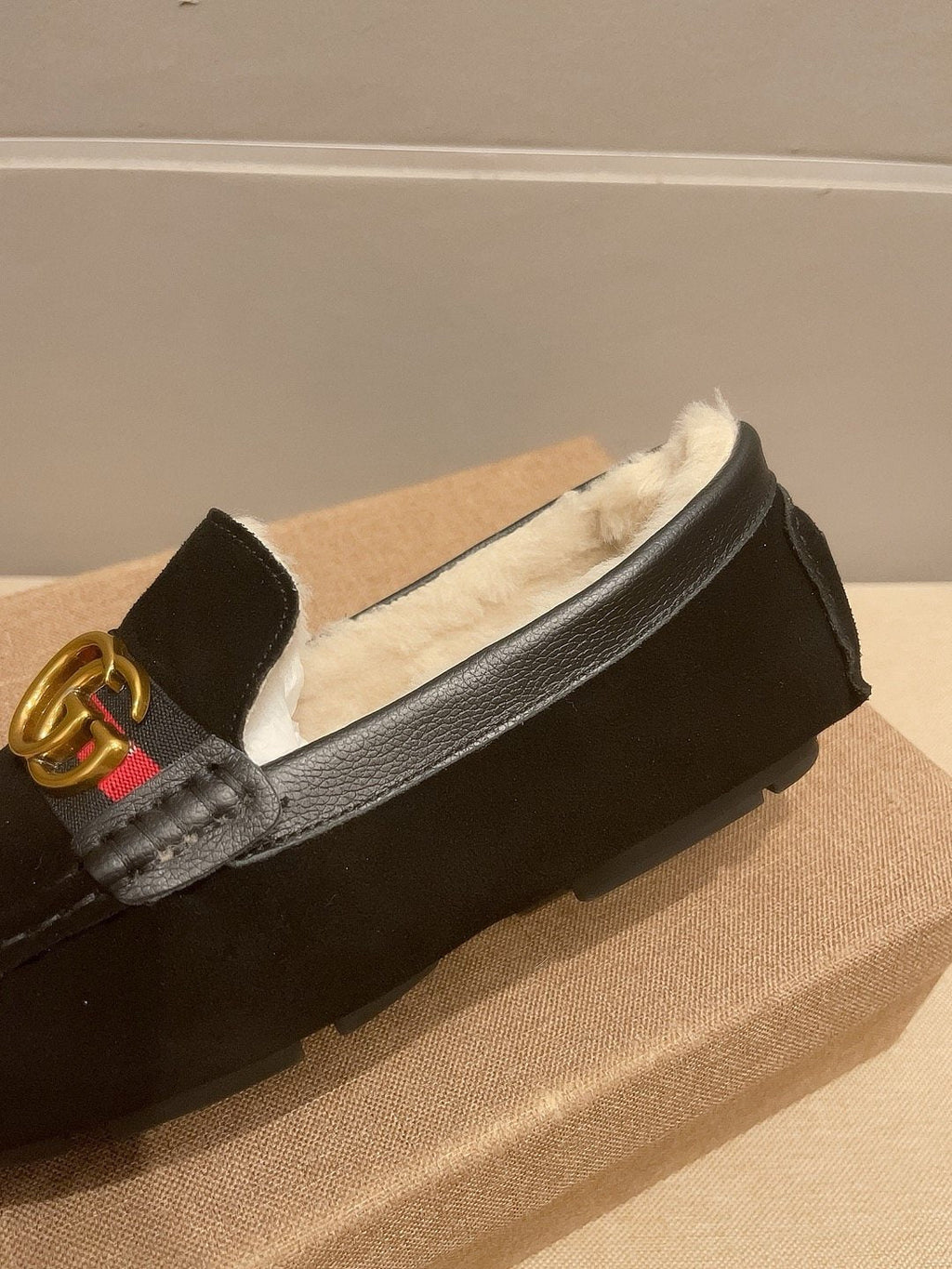 微商相册测试鞋子-Gucci Black Stripe Plush-Lined Loafers — detail