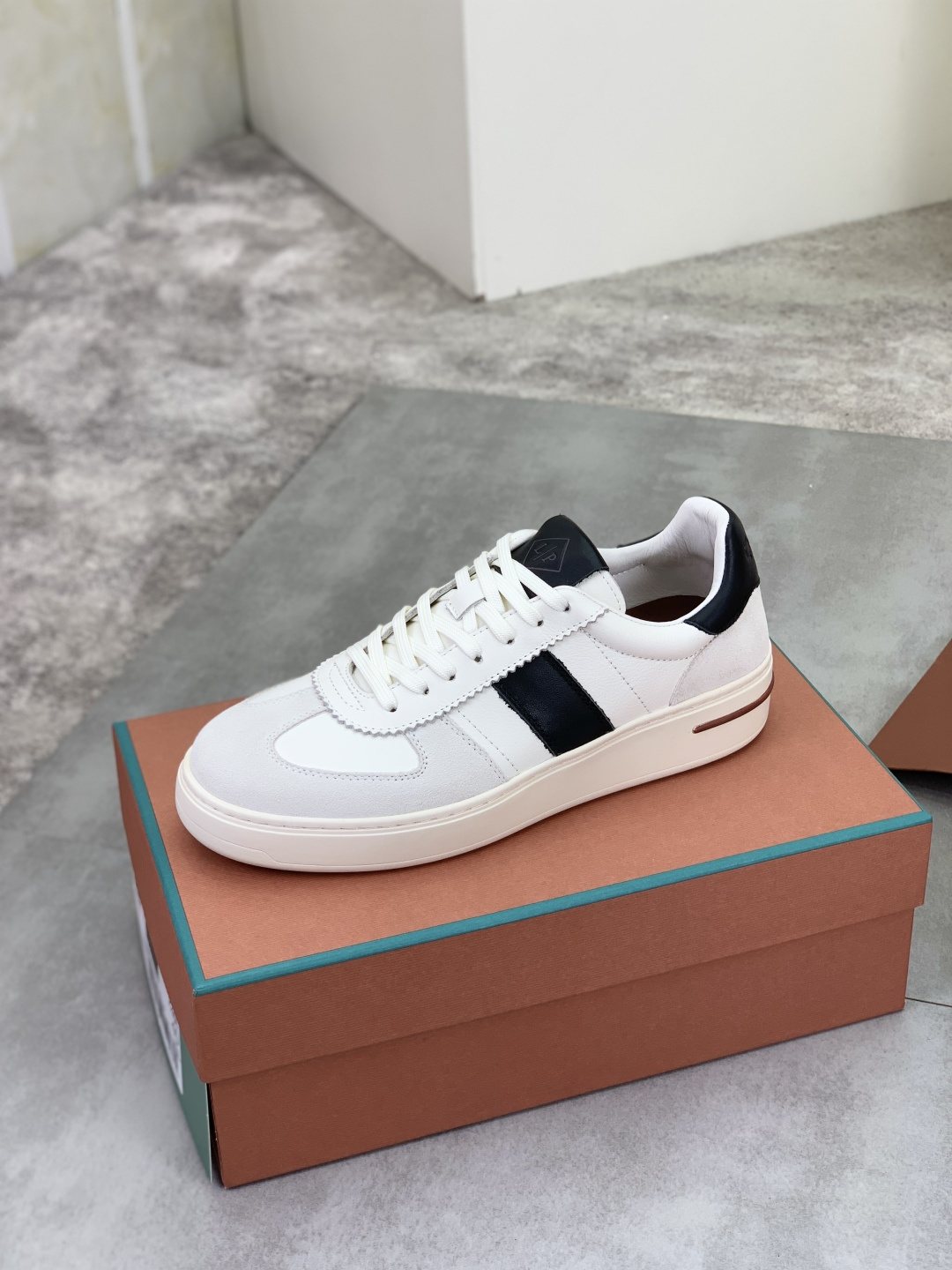 微商相册测试鞋子-Loro Piana Contrast Stripe Low-Top Sneakers — side